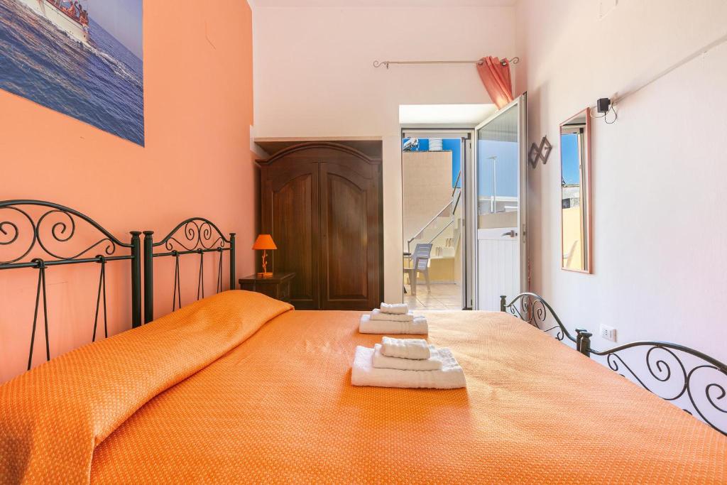 莫尔恰诺迪莱乌卡B&B La Torre的一间卧室配有一张带橙色床罩的床