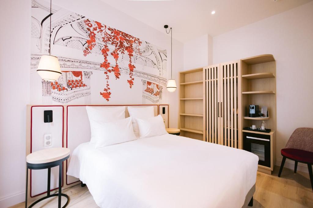 波尔多梅杰斯提科酒店的卧室配有一张白色大床和一把椅子