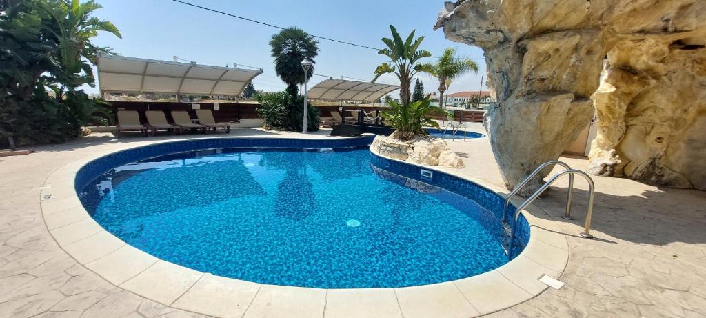 皮拉Pyla Palms Resort - 1 bedroom的度假村内一个蓝色的大泳池