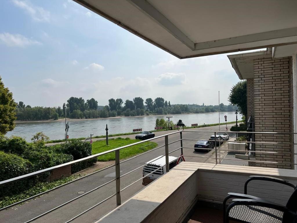 杜塞尔多夫Villa Düsseldorf的河景阳台