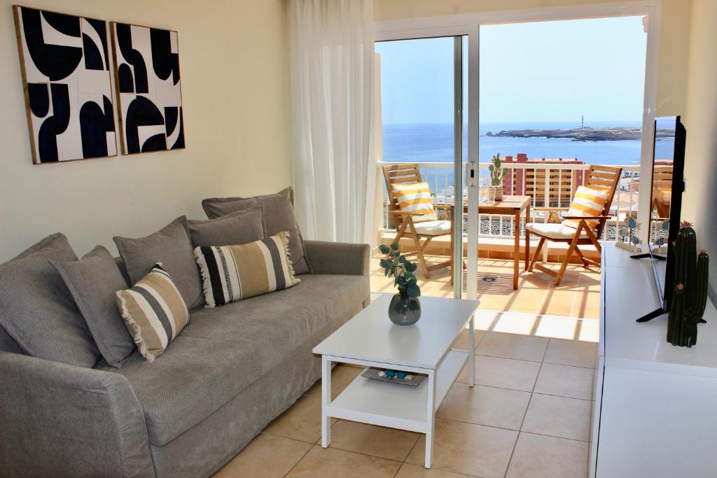 波里斯-德阿沃纳Amazing Ocean View Apartment的客厅配有沙发和桌子