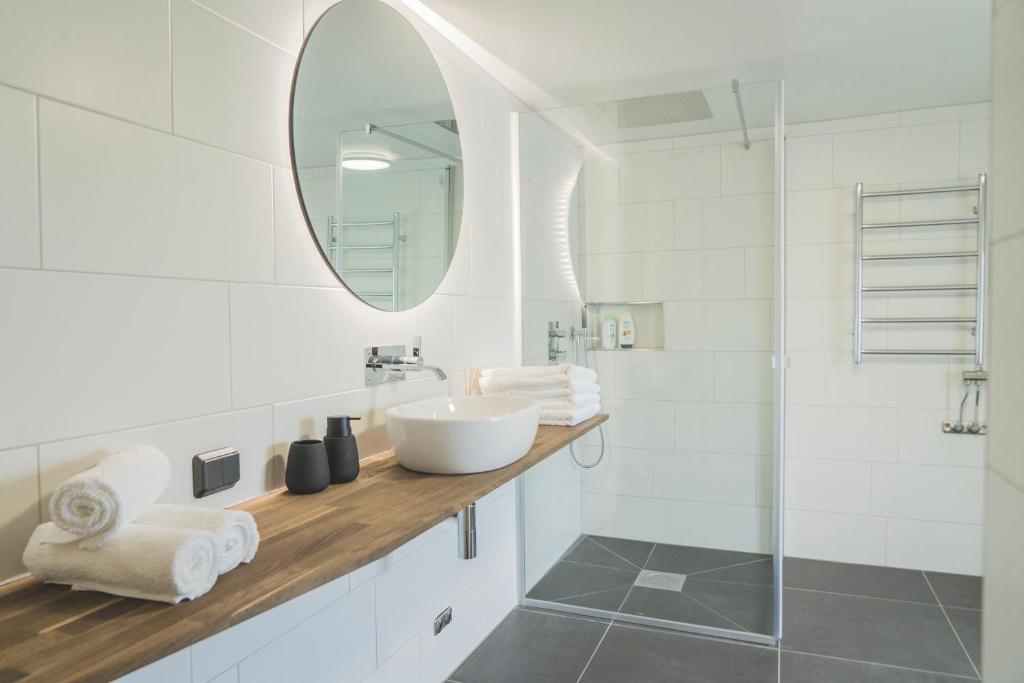 OxieTegelvillan på golfbanan的白色的浴室设有水槽和镜子