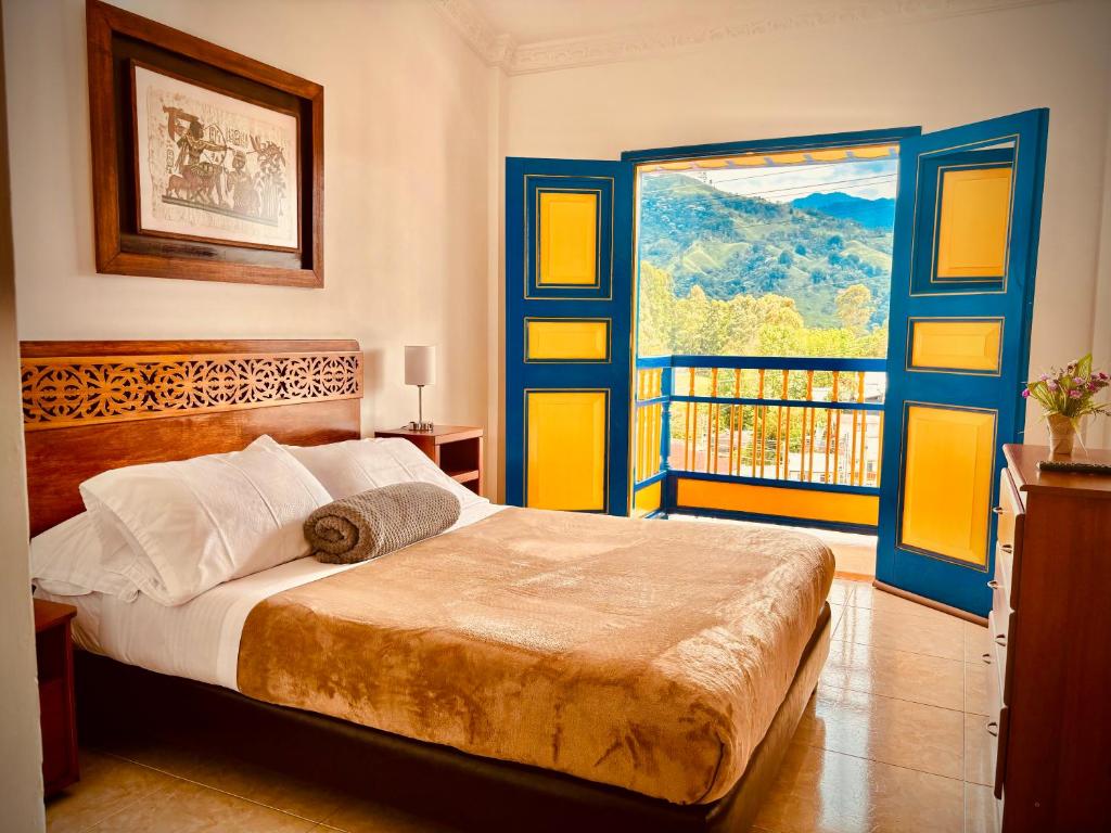 萨兰托Hospedaje Camino Real a 150 MTS del centro的一间卧室设有一张床和一个大窗户