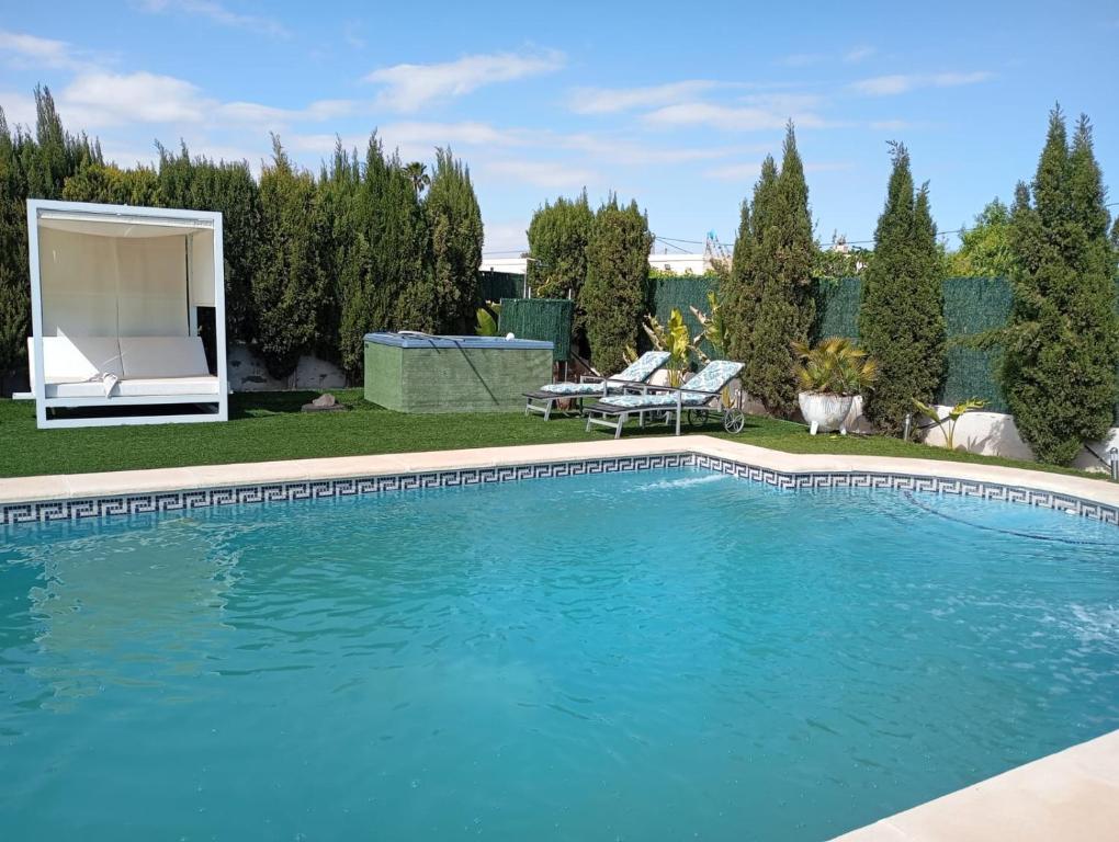 埃尔切Villa Española的一座房子的院子内的游泳池