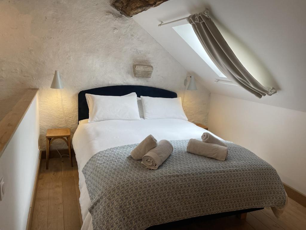 欧坦Le Cocand的一间卧室配有一张床,上面有两条毛巾
