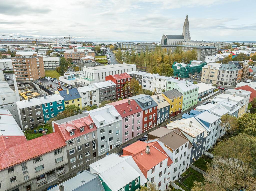 雷克雅未克Charming cottage in downtown Reykjavik - Birta Rentals的城市空中景观和建筑