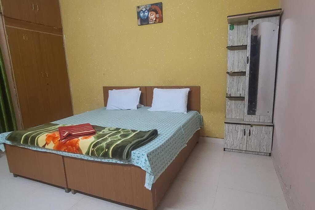 范兰德凡Atithi Devo Bhava - RadhaNiwas的一间带一张床的卧室,位于带电视的客房内