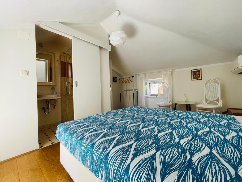 皮兰Villa Verde Piran, Authentic Mediterranean Stay的一间卧室配有一张带蓝色和白色床单的床。