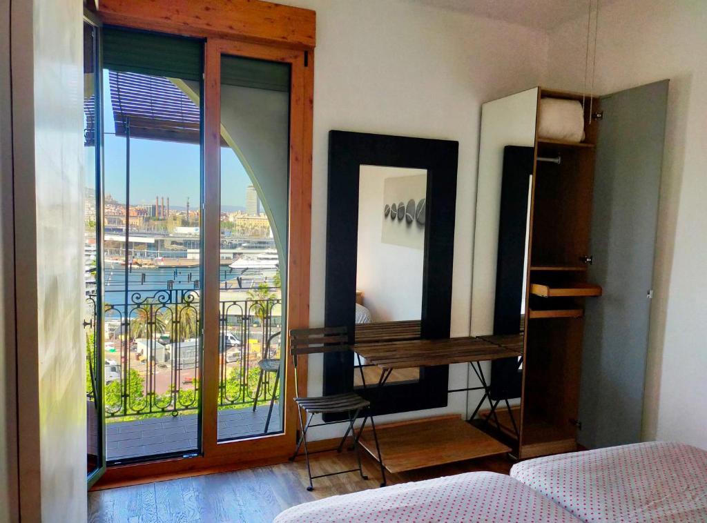 巴塞罗那Barceloneta Port Ramblas的一间卧室设有市景阳台