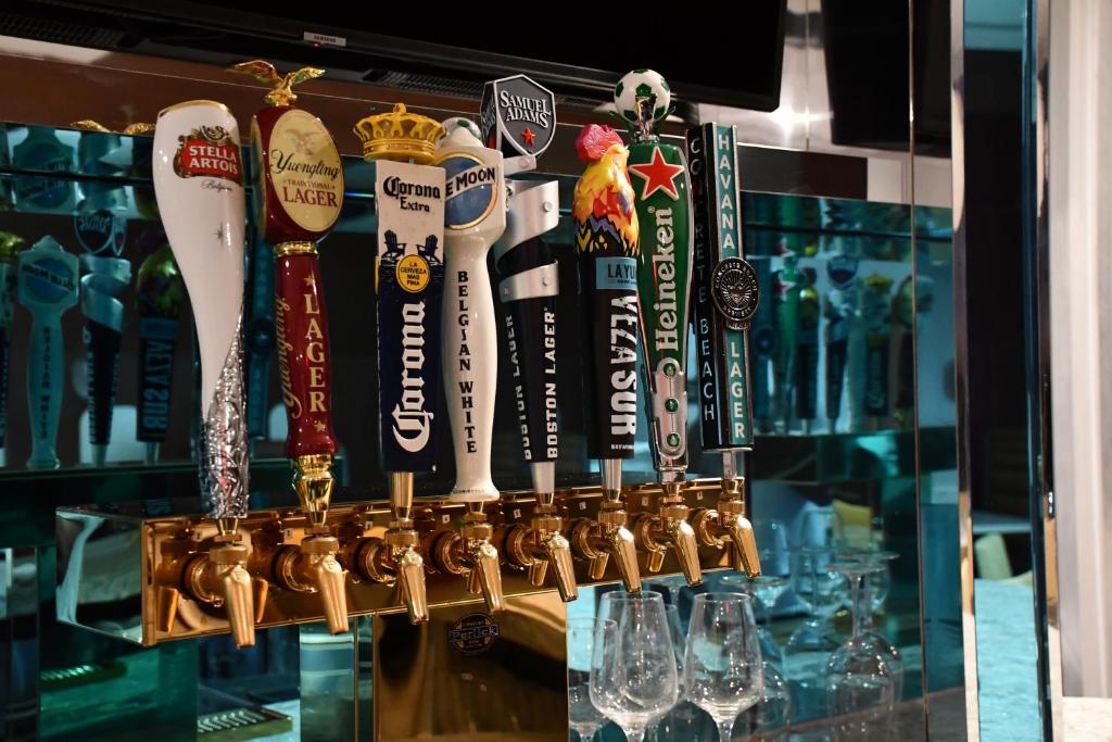 Wyndham Garden Miami International Airport酒廊或酒吧区