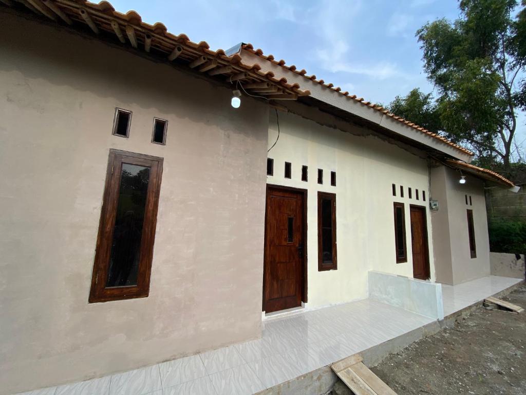 SerangHomestay fafefa的一间白色的小房子,设有木门