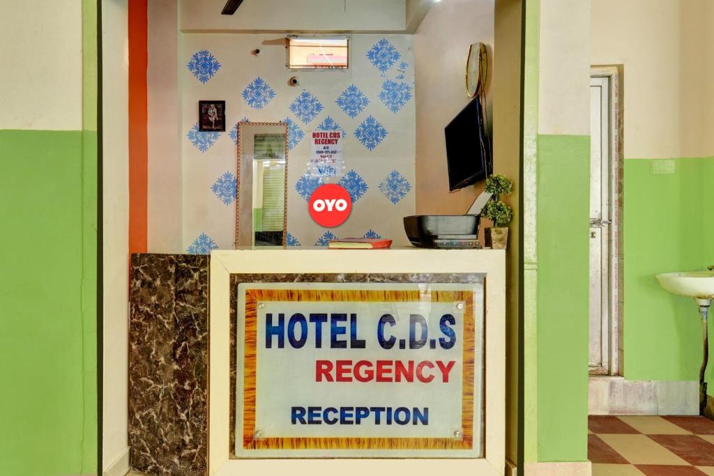 巴特那OYO Flagship Hotel CDS Regency的一间设有酒店光盘恢复接待处的房间的标志