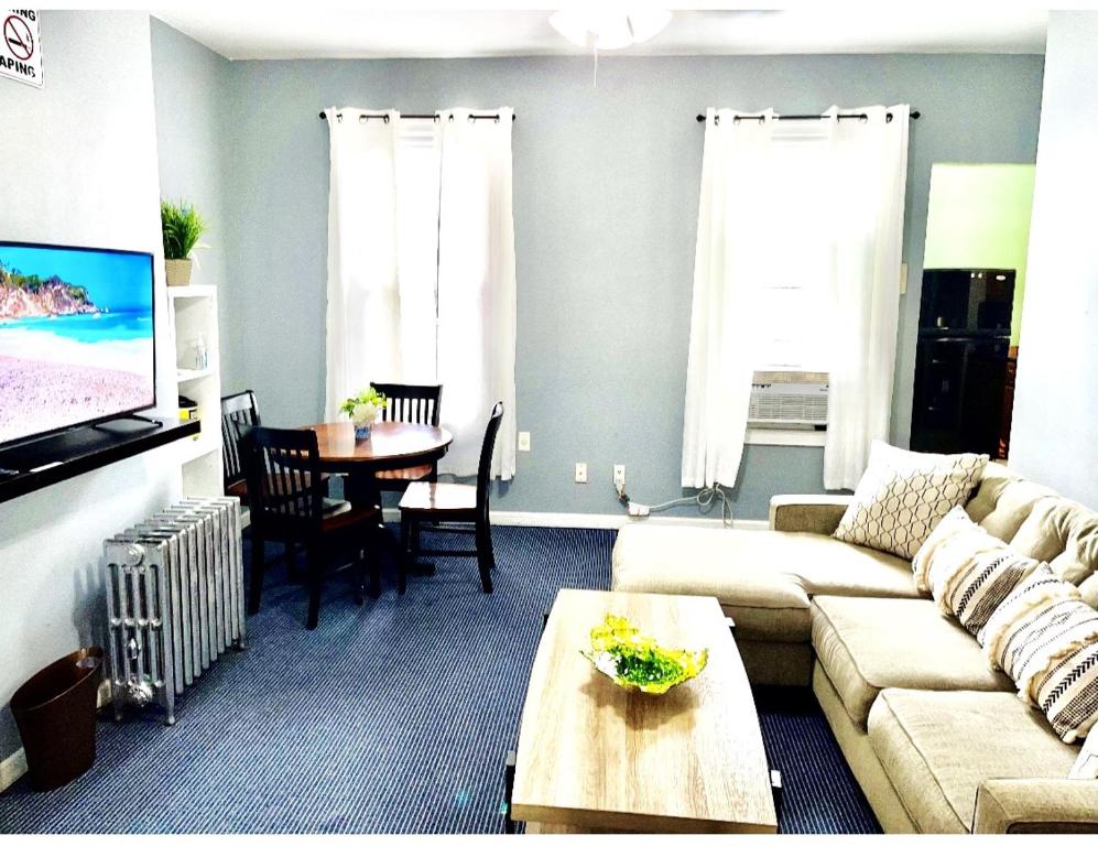 3 bedrooms 1 bath APT, 10 min to Manhattan!的休息区