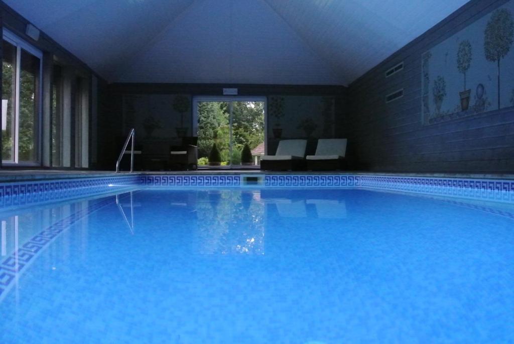 NewnhamFrith Farm House Cottages的一座大蓝色游泳池