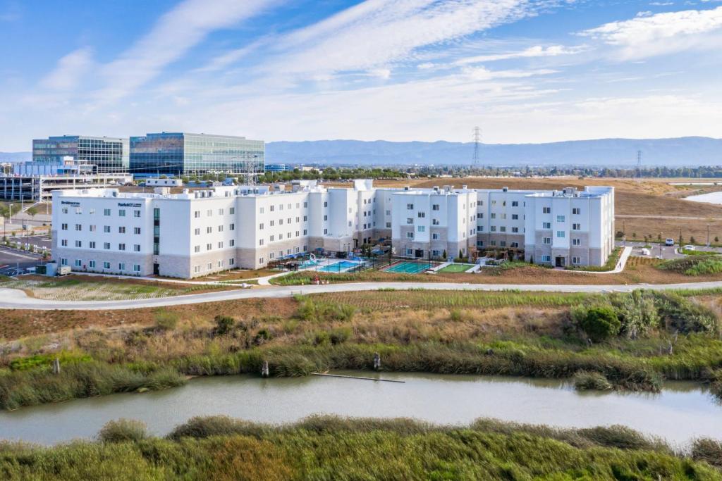 圣何塞Residence Inn by Marriott San Jose North/Silicon Valley的城市的空中景观,建筑和河流