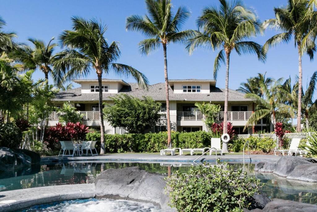 瓦克拉Five Star Waikoloa Beach Villa, Golf & Lake Views的一个带游泳池和棕榈树的度假村