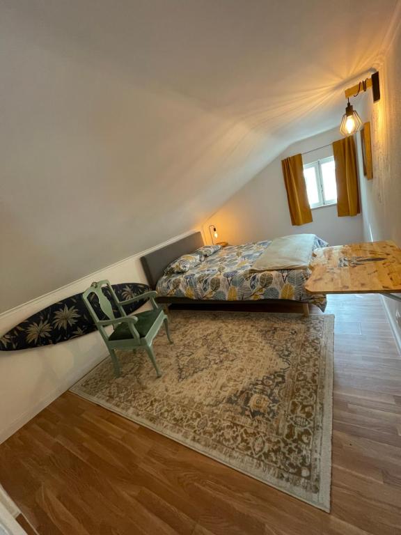 卡斯卡伊斯Lisbon Soul Surf Camp的一间卧室配有一张床和一张桌子