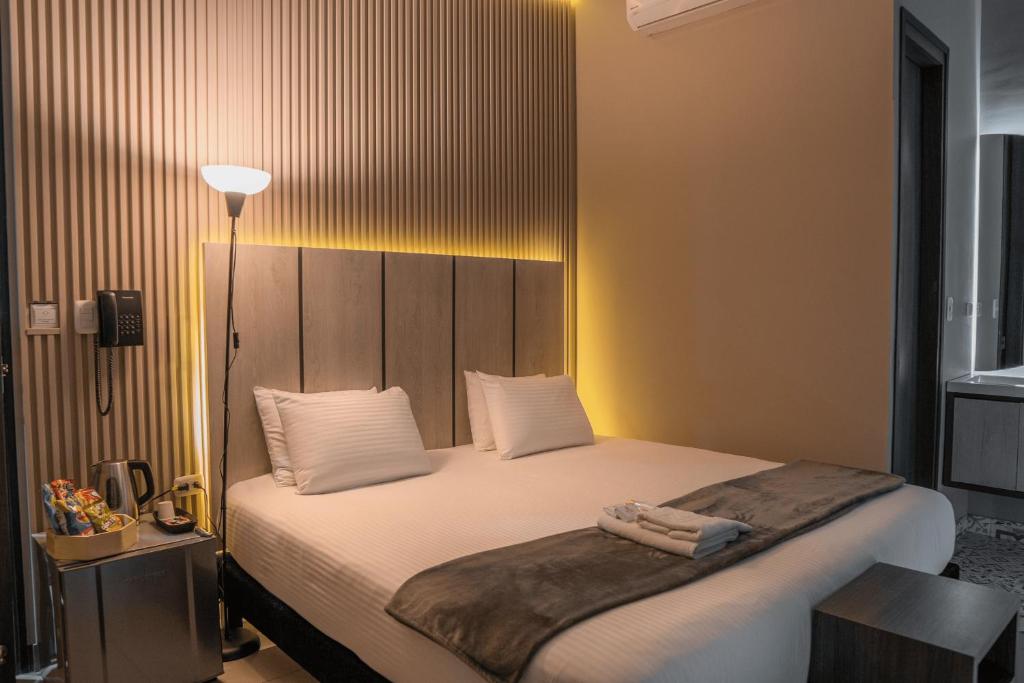 巴耶杜帕尔HOTEL NABU VALLEDUPAR的一间卧室配有一张带白色床单的大床