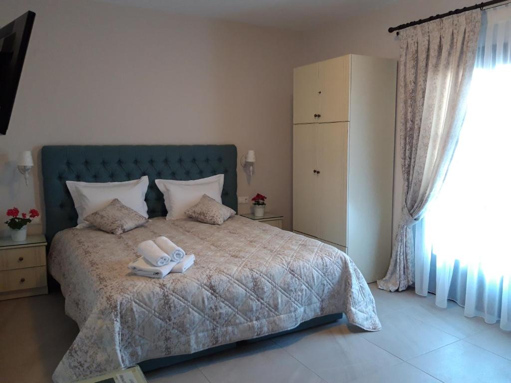 欧拉努波利斯Pansion Irini的一间卧室配有一张床,上面有两条毛巾