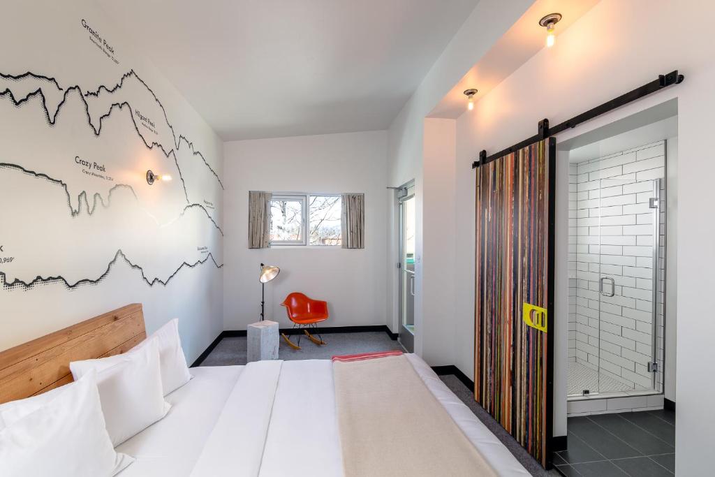 博兹曼云雀酒店的一间卧室配有一张床,一扇门设有墙壁