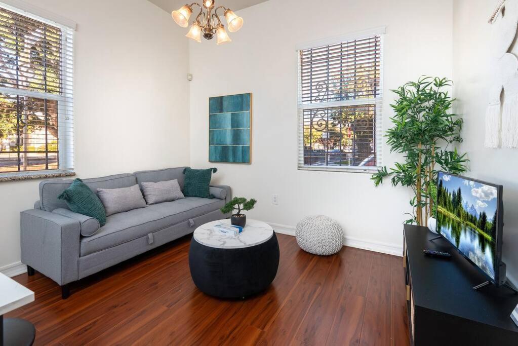 洛杉矶Sleek & Upscale: Premier 1-BR Apartment in LA!的客厅配有沙发和桌子