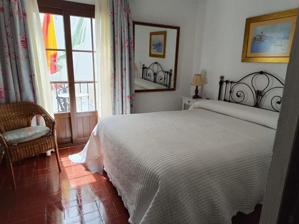 奇皮奥纳格兰开皮坦旅馆的卧室配有白色的床和窗户。