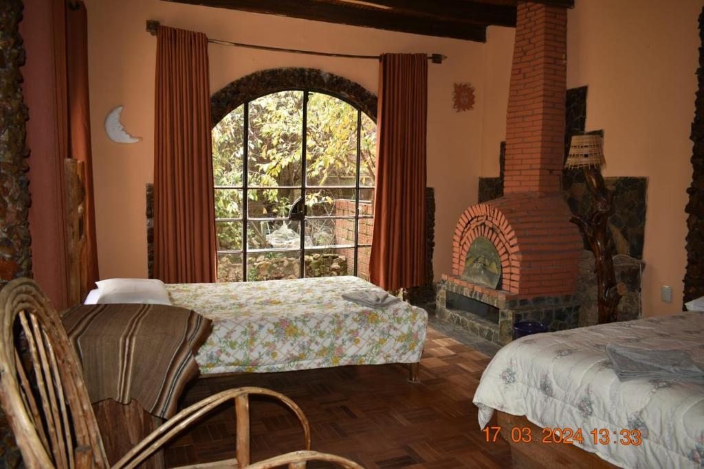 科帕卡巴纳La Leyenda的一间卧室设有两张床和大窗户