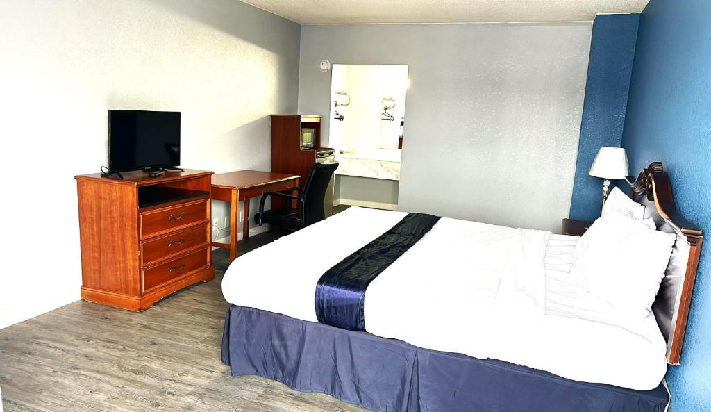 索尔兹伯里索尔兹伯里美国最有价值旅馆的酒店客房,配有床和电视