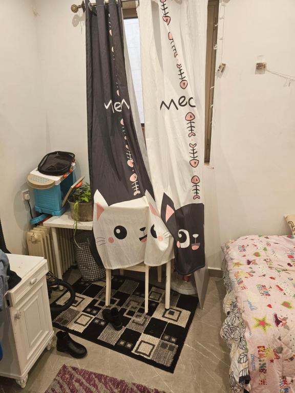杰赫拉New Naseem block 3的一间卧室配有椅子和小猫窗帘
