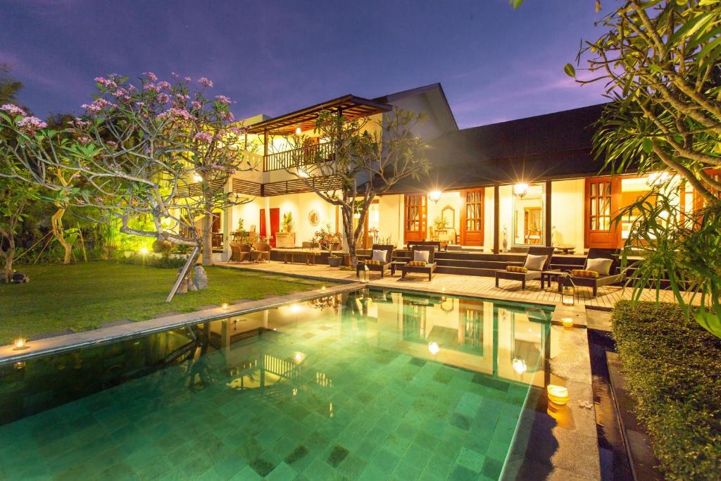 克罗柏坎Villa Balidamai by Nagisa Bali的庭院中带游泳池的房子