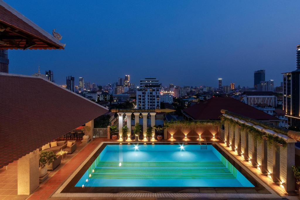 金边Jaya Suites Hotel的一座建筑物屋顶上的游泳池