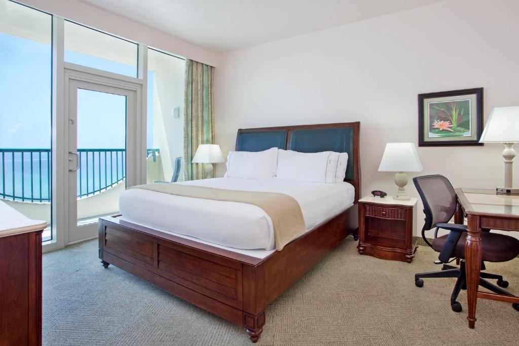 彭萨科拉海滩彭萨科拉海滩智选假日酒店的酒店客房设有一张床和一个阳台。