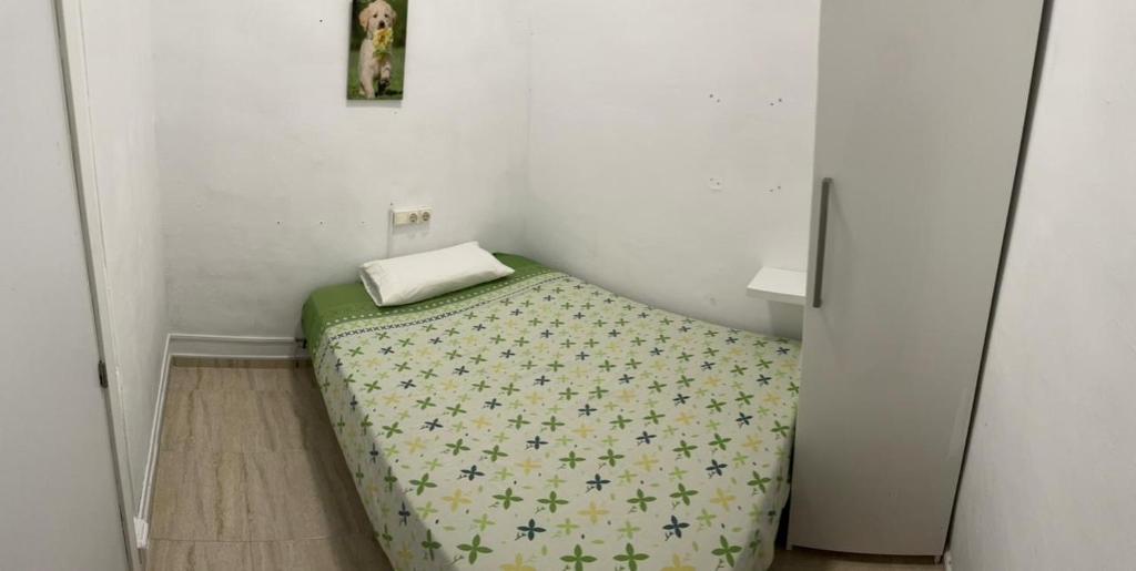 巴塞罗那SAN Rafael的一间小卧室,卧室内配有一张床铺