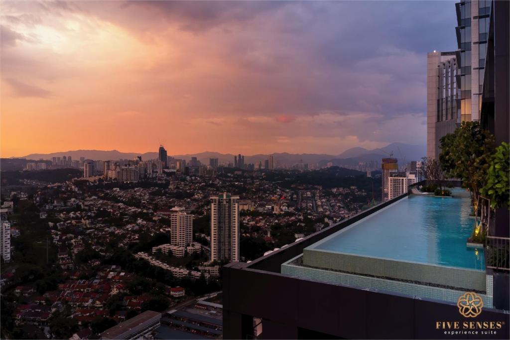 吉隆坡ViiA Residences Kuala Lumpur, Five Senses的从大楼的顶部可欣赏到城市美景