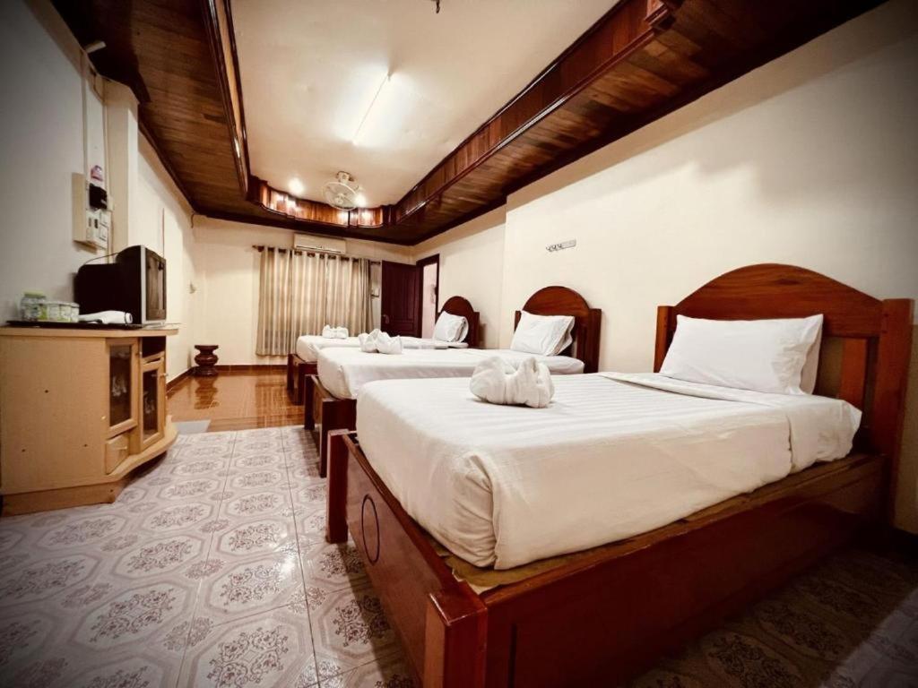 万荣ViengSaVanh Hotel的房间里一排四张床