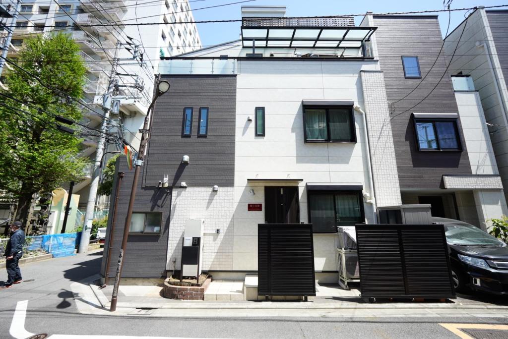 东京Ikebukuro house with 3BR Shinjuku 5min的城市街道拐角处的建筑物