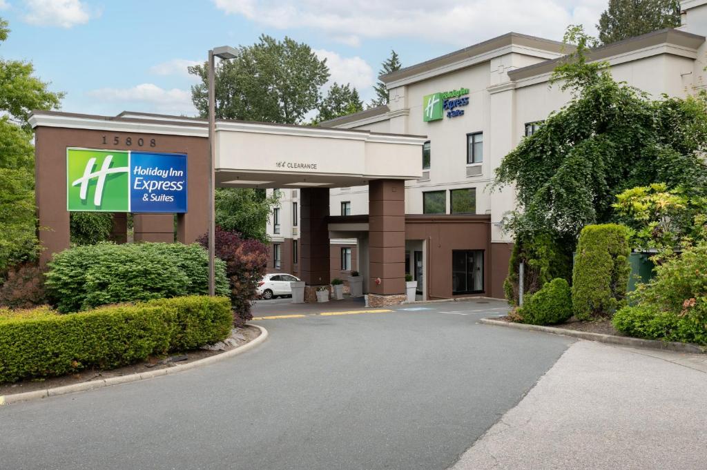 萨里Holiday Inn Express and Suites Surrey, an IHG Hotel的办公室大楼前面有标志