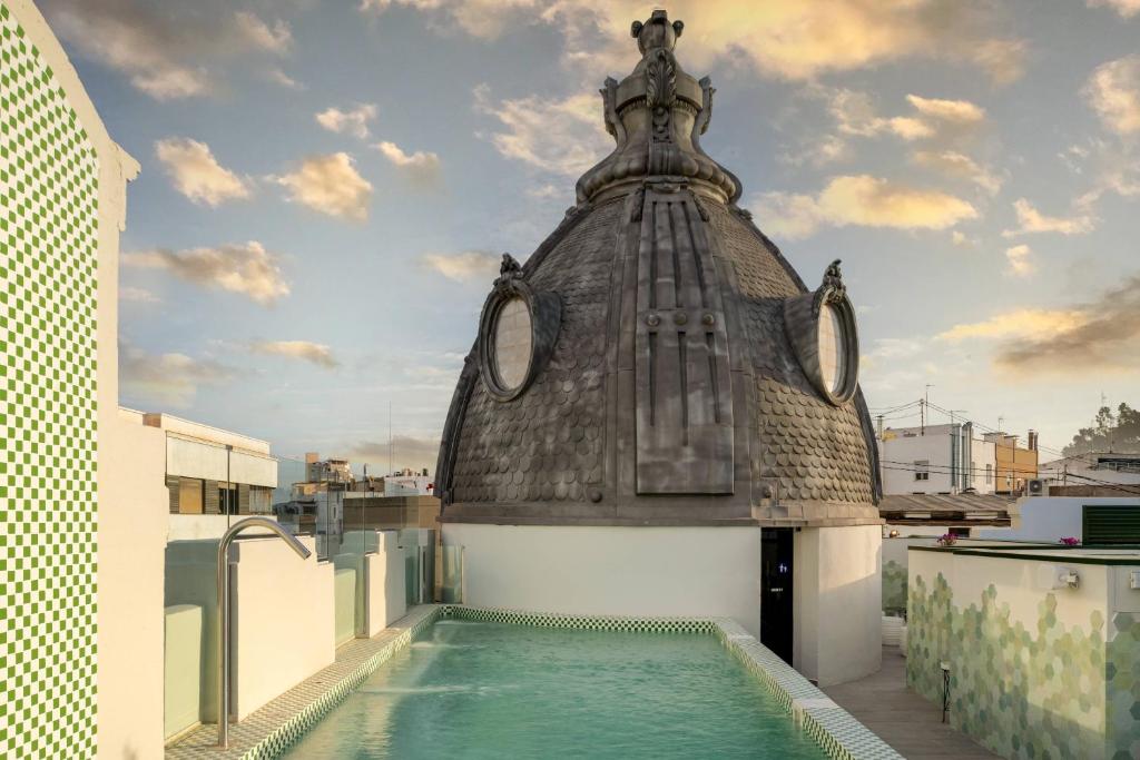 瓦伦西亚Palacio Santa Clara, Autograph Collection的一座带屋顶游泳池的建筑