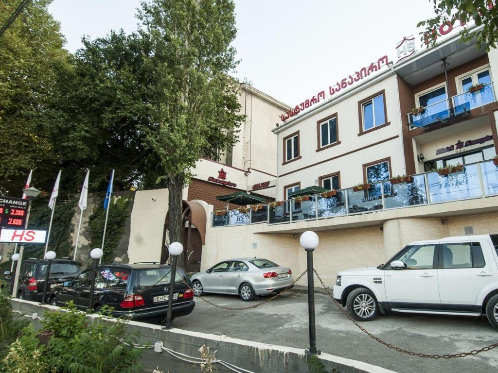第比利斯萨纳皮罗第比利斯酒店的停在大楼前的一组汽车