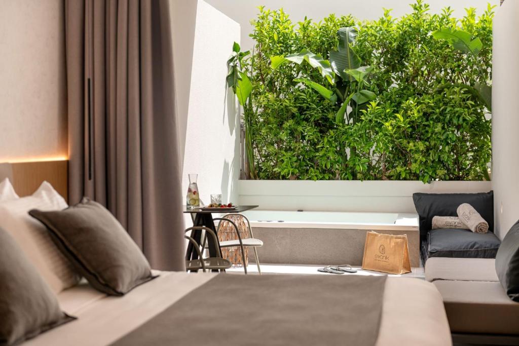 卡利诺岛Evanik Chic Hotel的一间卧室设有床铺和大型绿 ⁇ 