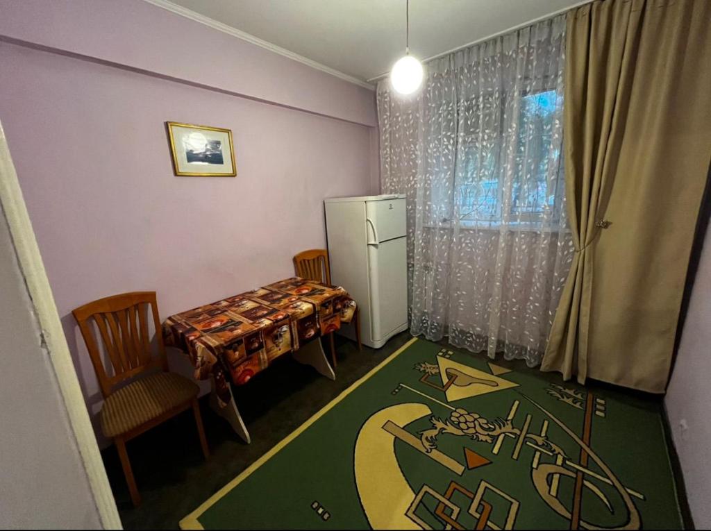 (( Turksib ))Апартаменты напротив аэропорта的客房设有冰箱、桌子和窗户。
