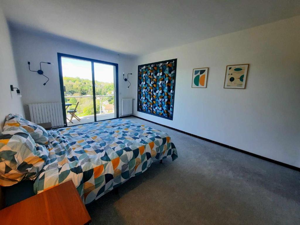 贝拉克La maison du bord的一间卧室设有一张床和一个窗口