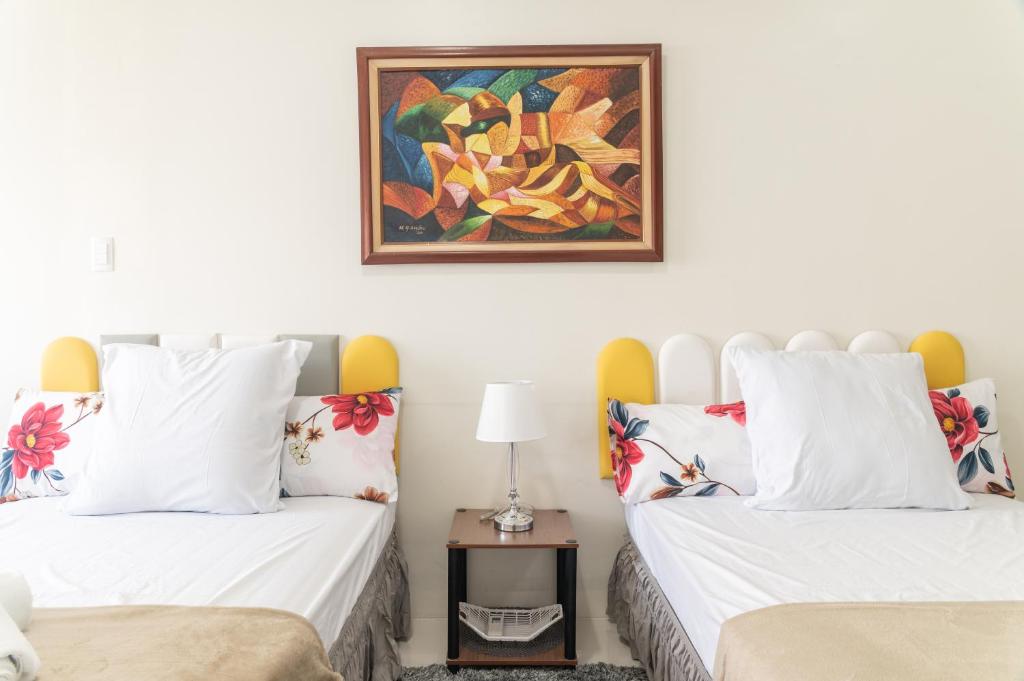 大雅台风之公寓4号的墙上画画的房间里设有两张床