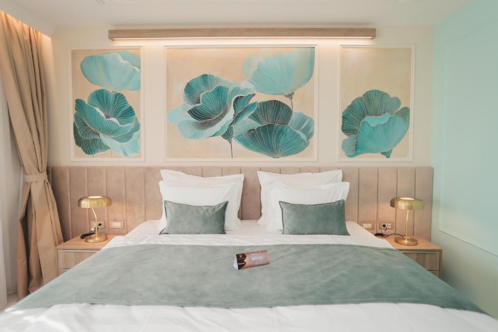 瓦拉日丁托普利采Hotel Bernarda的卧室配有一张挂着蓝色鲜花的床。