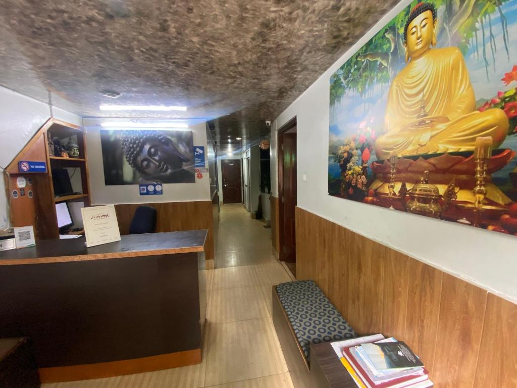 甘托克Lama Hotel的一座寺庙的大厅,墙上挂着一幅大画