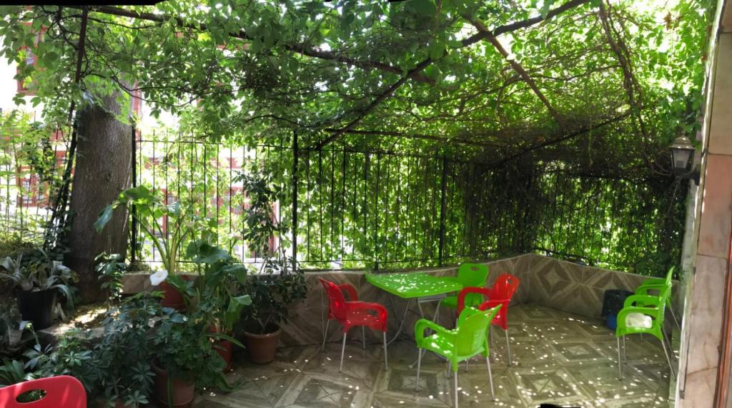 Altındağotel sema的花园内带桌椅的凉亭