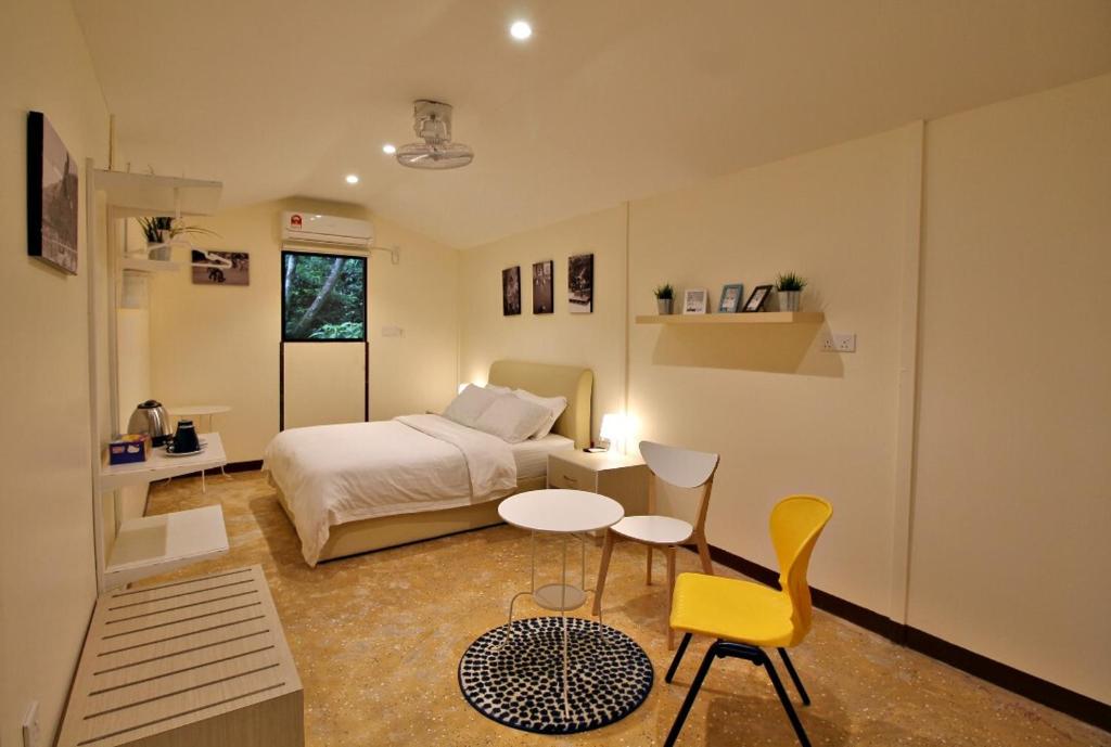 怡保Xscape Tambun的卧室配有一张床和一张桌子及椅子