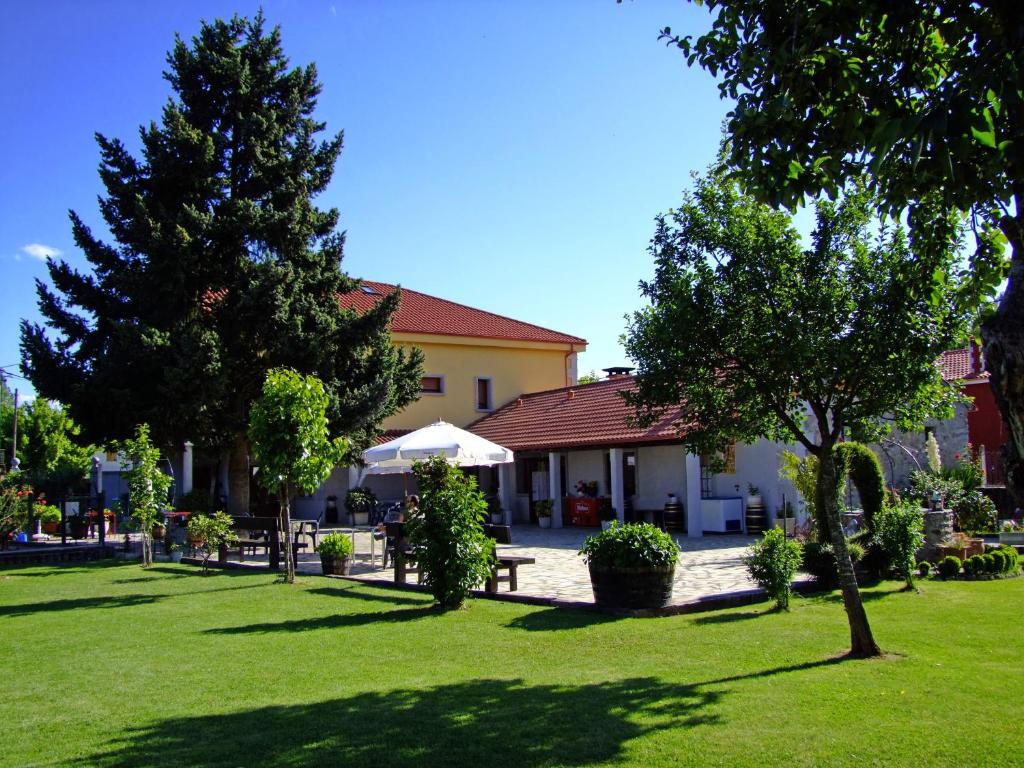 蒙福特·德·莱蒙斯Hotel Casa Reboiro的绿树成荫的院子和建筑