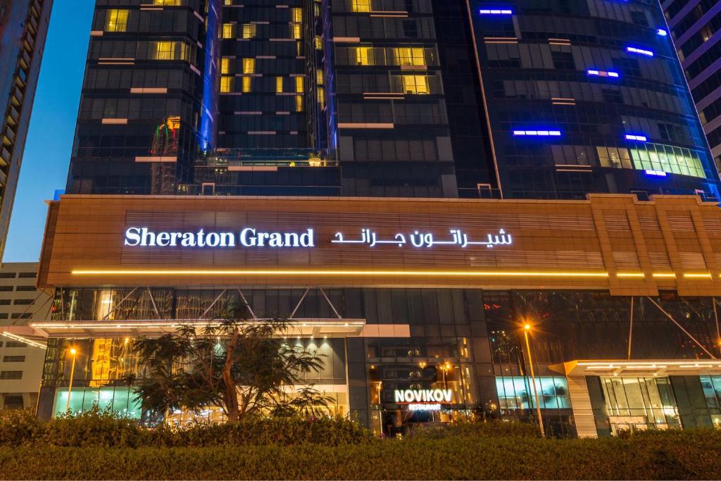 迪拜迪拜喜来登大酒店的上海宏伟的建筑,晚上有楼房