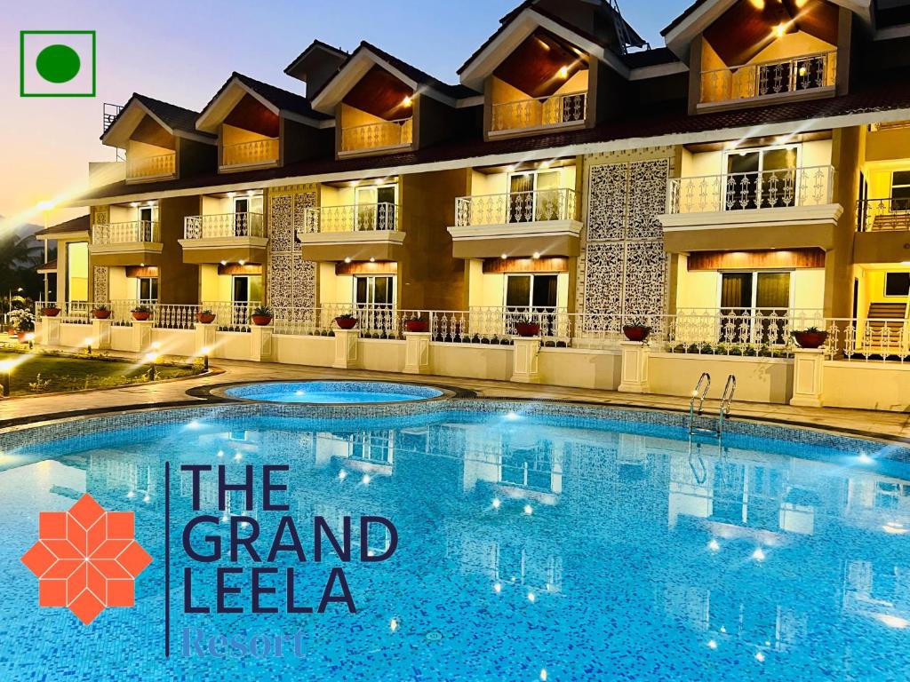 科波利The Grand Leela Resort的大楼前设有游泳池的酒店